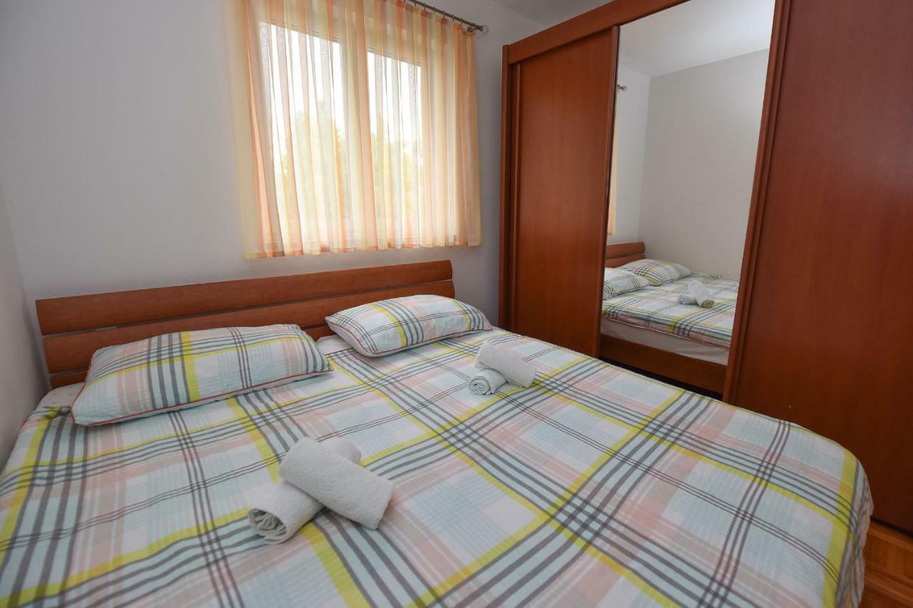 Ivana Apartment With Terrace Novalja Exterior photo